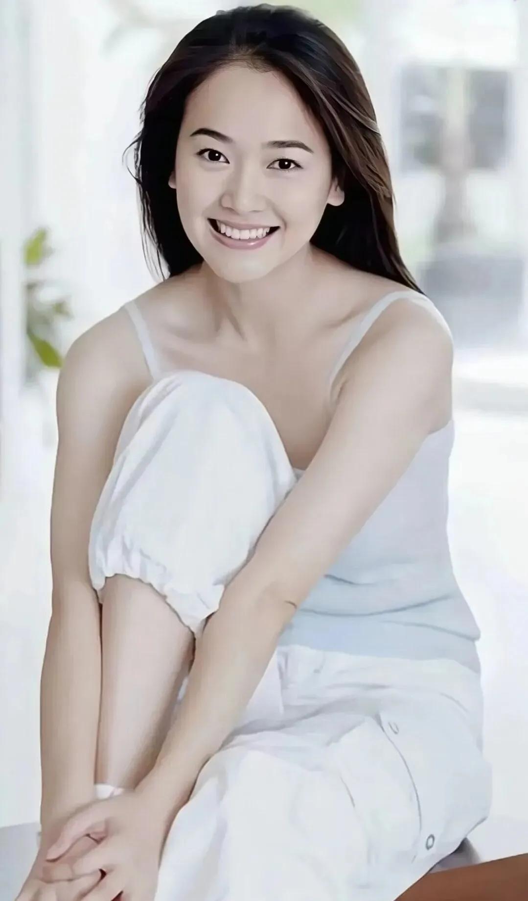 左小青腰肢柔软保养有道，美出高级感