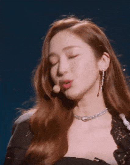 郑秀妍唱《孤勇者》爆发力超强 穿白裙犹如公主