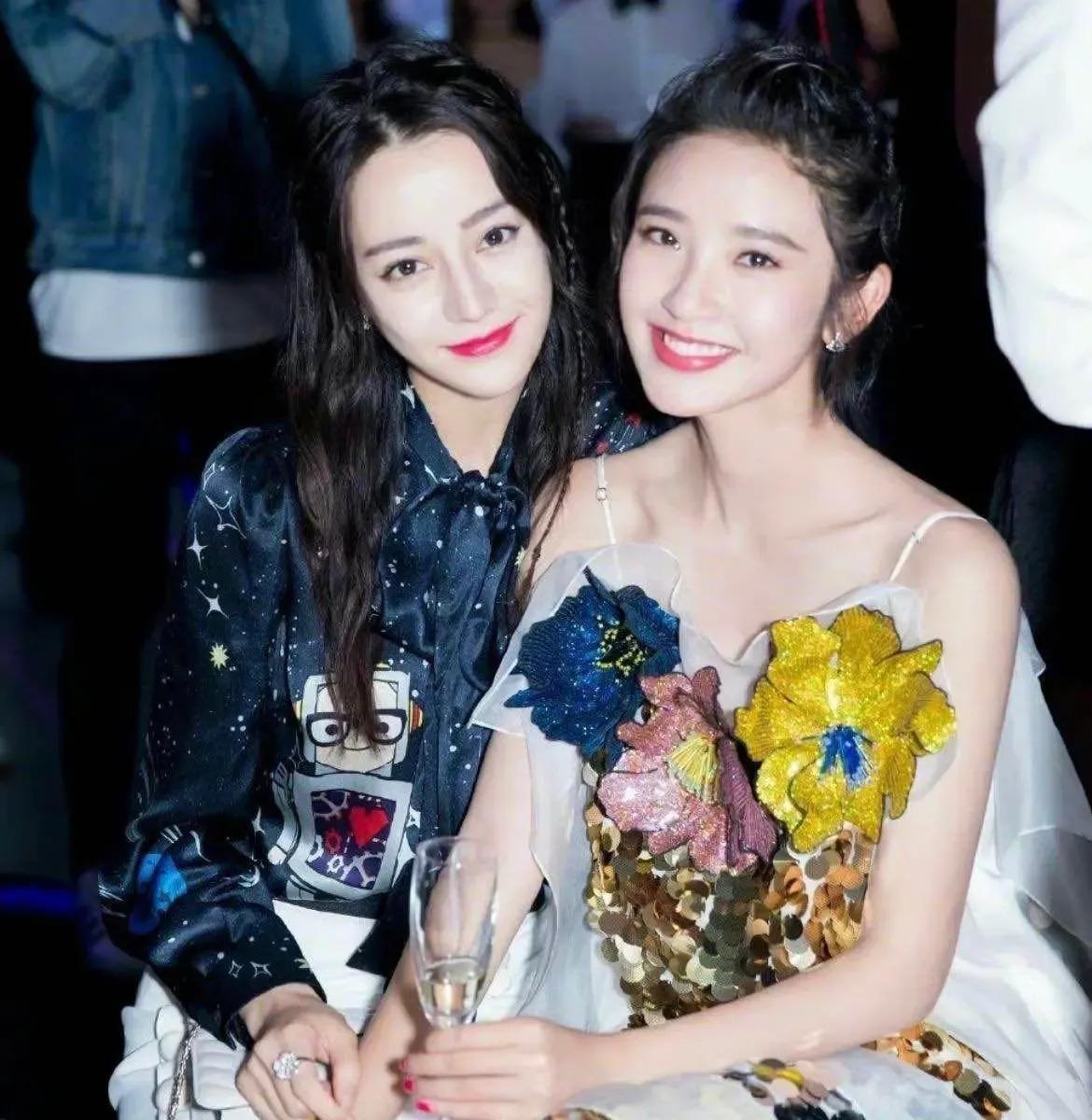 看了迪丽热巴跟别人的合影,才发现她的颜值有多优越