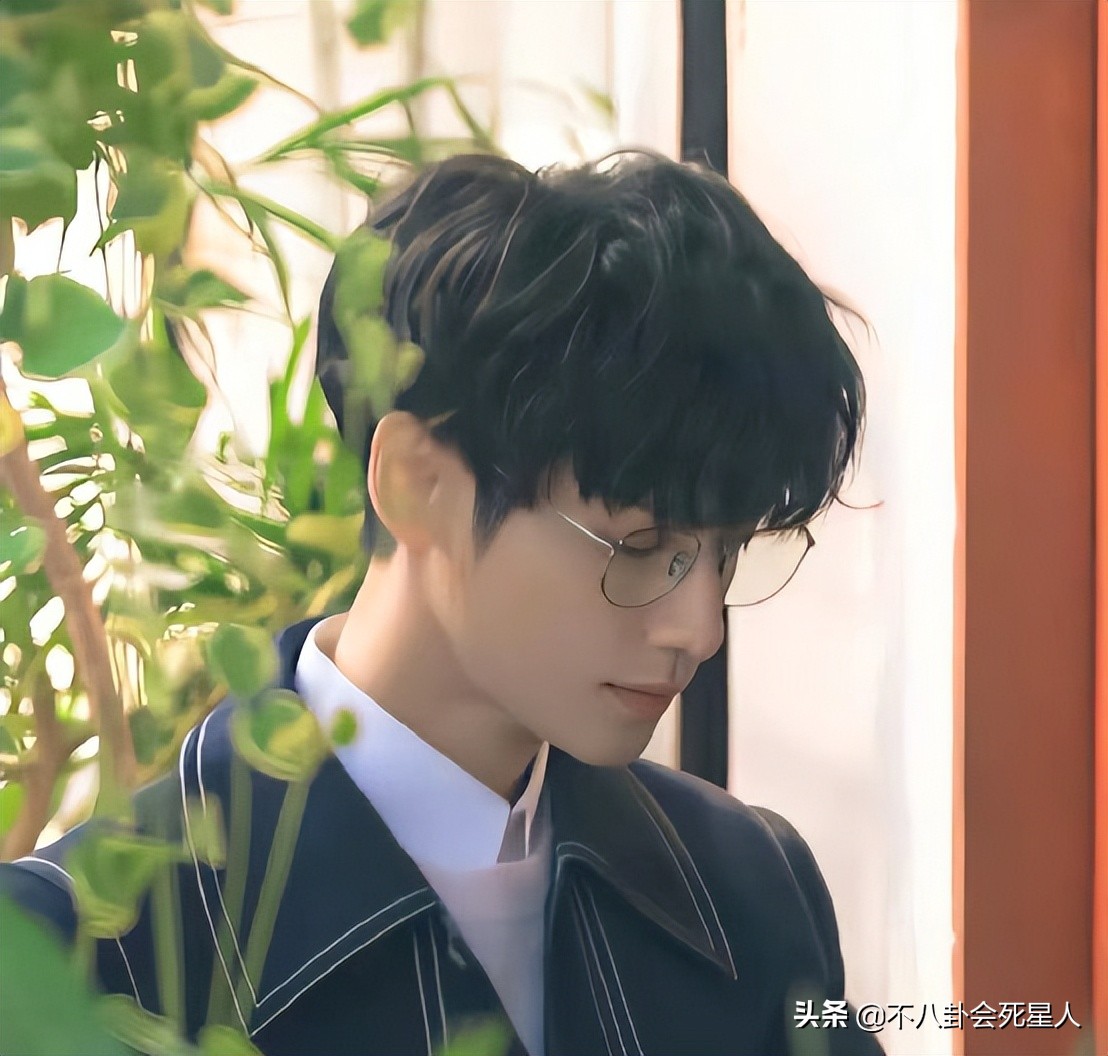 单看脸惊艳帅气，一看全身就秒垮掉，这些男星被身高害惨了