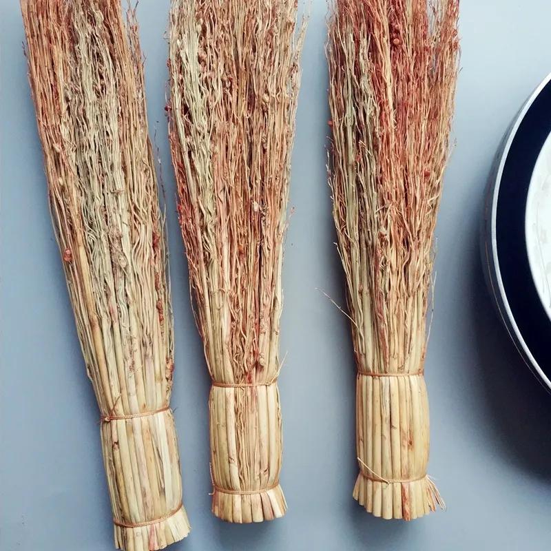 生产队时期,家家户户头年都要做几把新笤帚