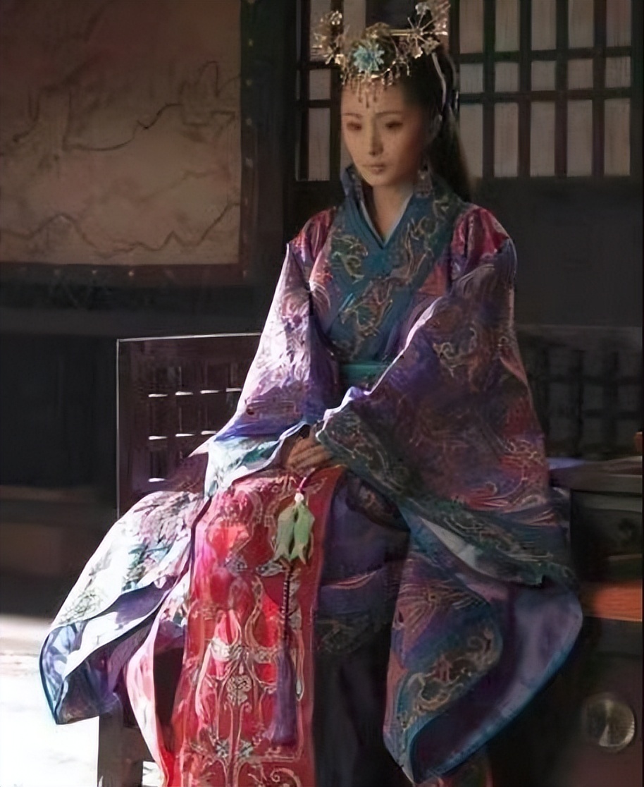 “尖嘴猴腮”别硬演公主，这8位女星告诉你，什么才叫金枝玉叶