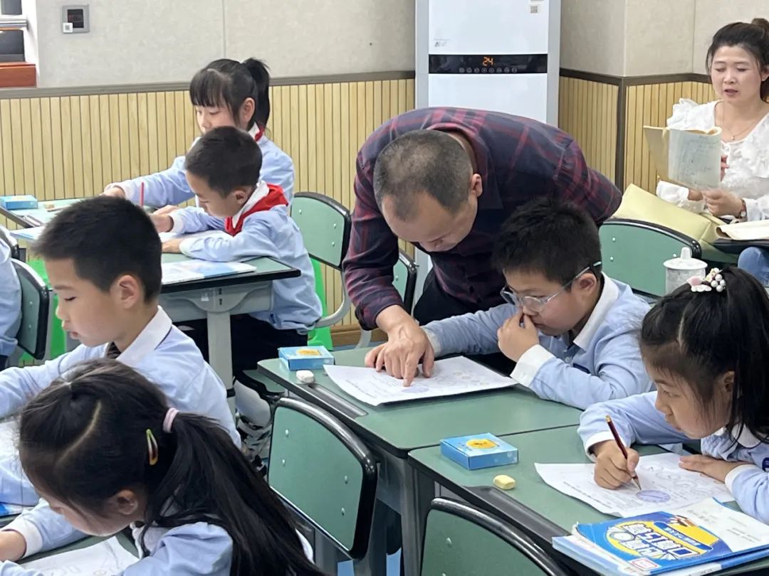 冯之刚名师工作室齐聚双流区实验小学外国语学校开展送教研讨活动