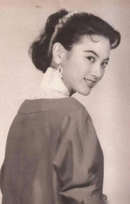 香江美貌女星石慧:为爱国不惜抛弃自由,赤子心值得后人敬仰