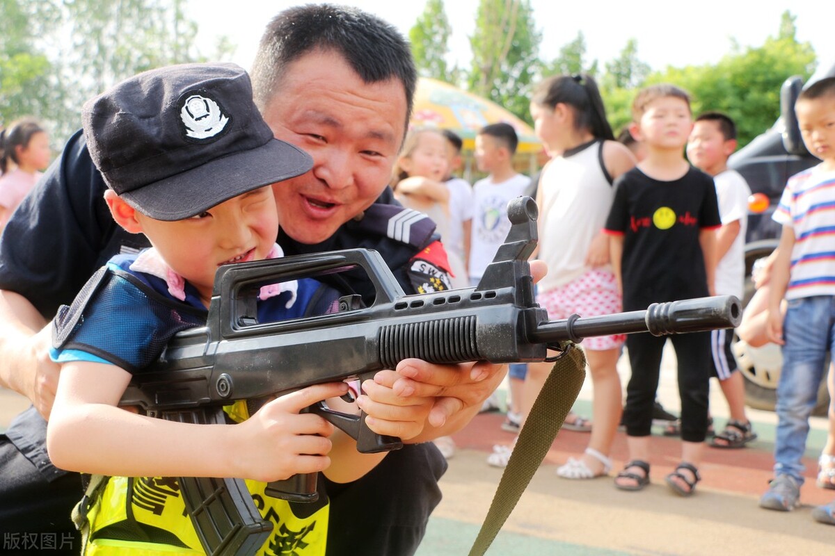 以下“4警1勤”人员，哪个不属于合同制？辅警和协警怎样才能进编