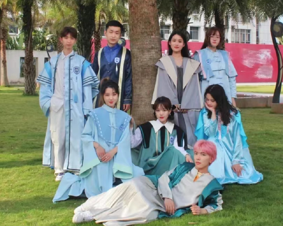 大学生自己设计的学士服，被评价“欣赏不来”，终究是太前卫了
