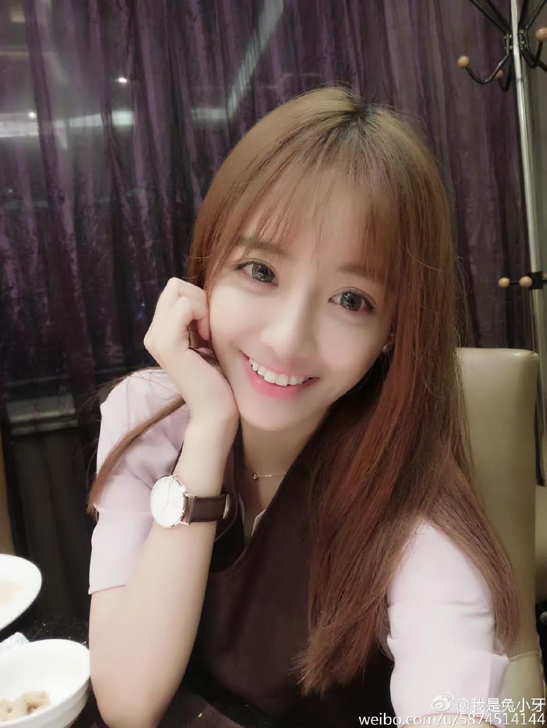 长着一张清新可人的脸，却从不沾花惹草，这位女明星太宝贵了