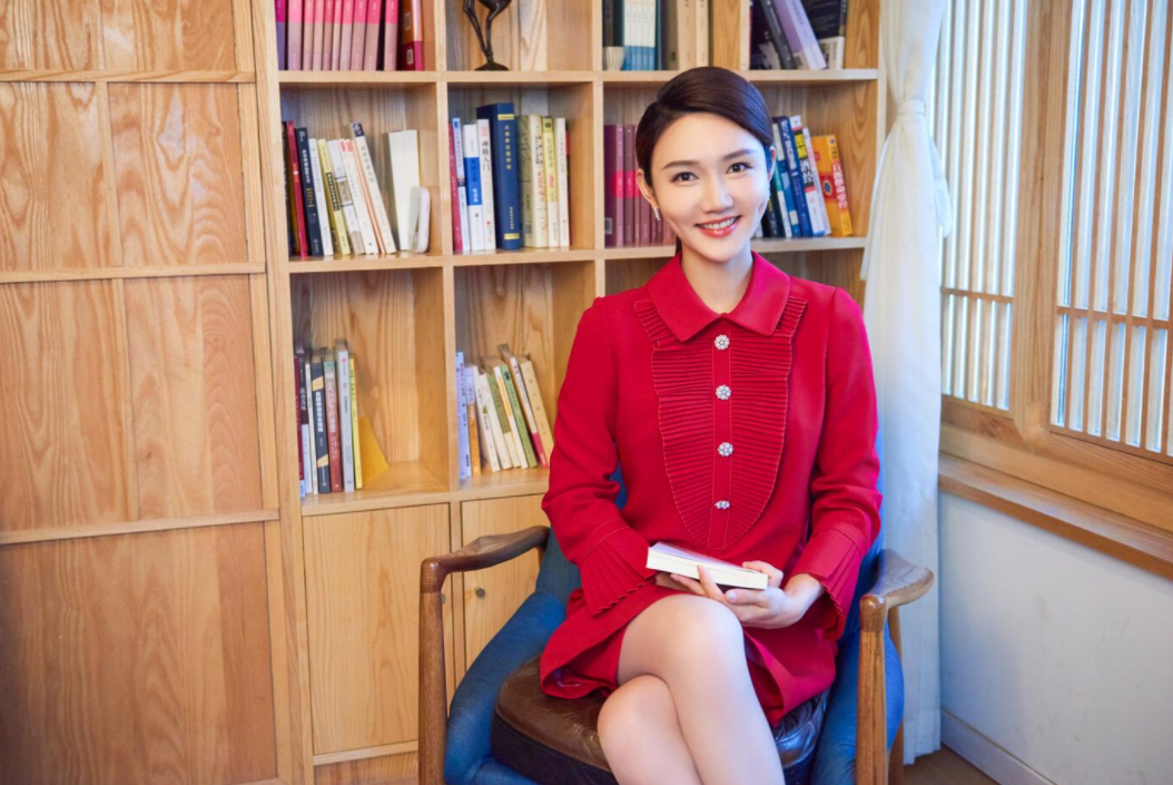 曾转战任职湖南卫视,南京广电,央视三个平台,陆续主持过《天天低碳》