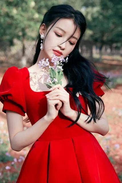 孙怡、赵丽颖红色礼服状态迥异，有没有爱情的滋润肉眼可见