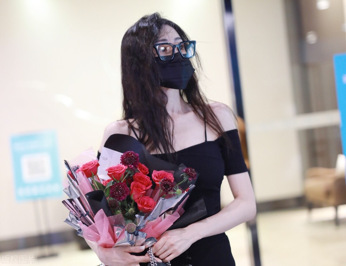 张天爱《乘风破浪》上班 黑色露肩上衣搭配亮片手袋热辣时尚