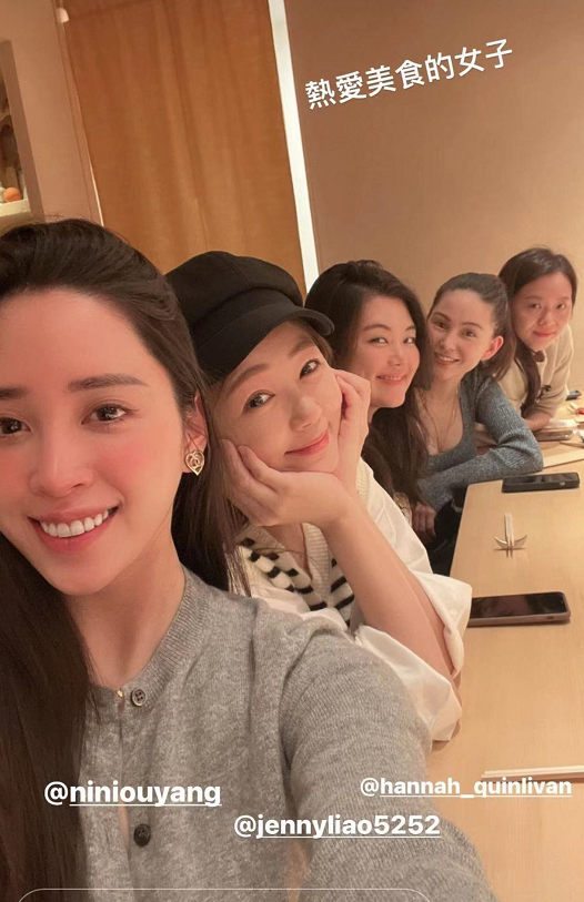 周杰伦陪老婆逛街甜蜜偷拍，昆凌挺六个月孕肚，素颜出镜略显憔悴