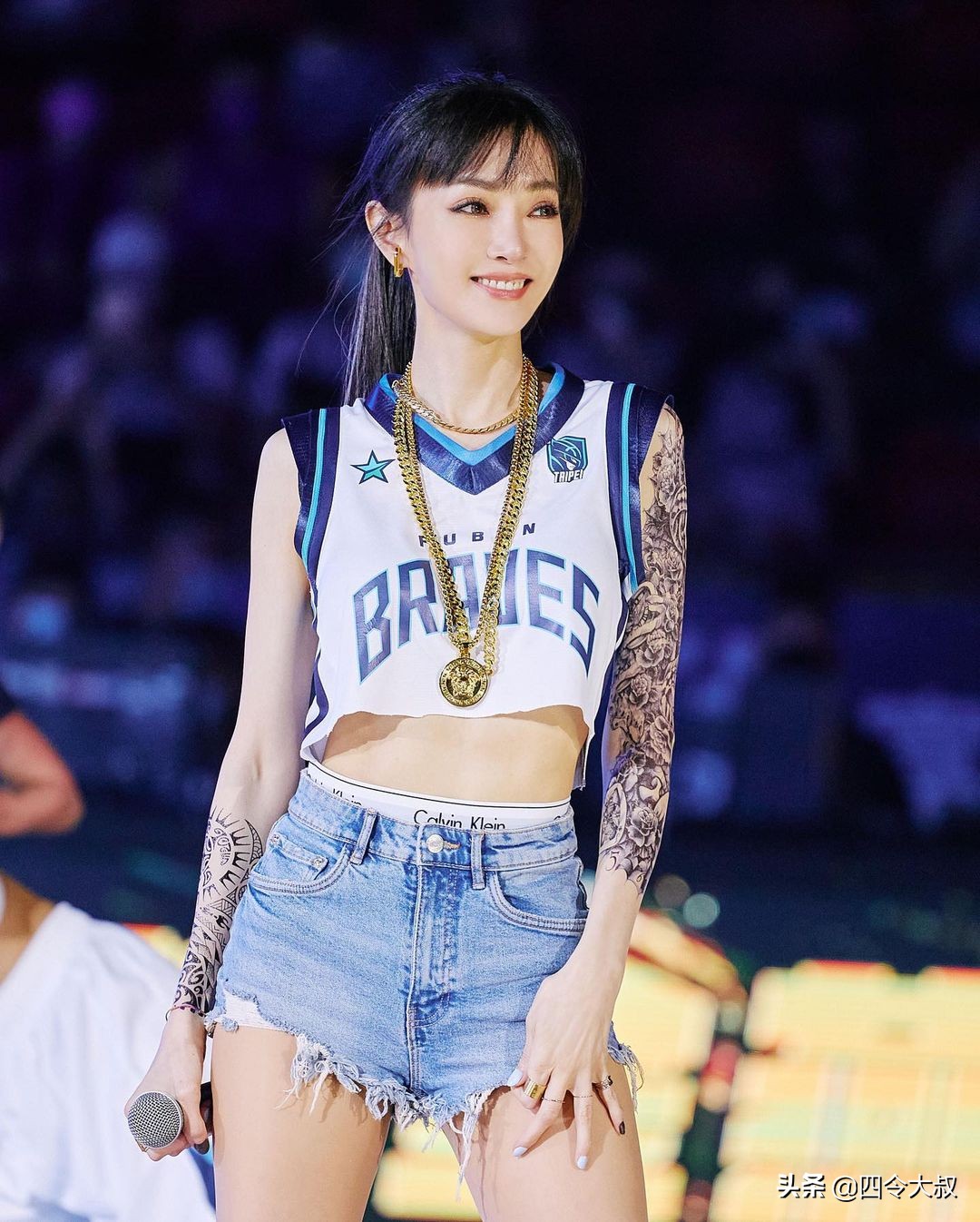 别说不科学！谢金燕少女外貌+腹肌，多项冻龄法则超自律