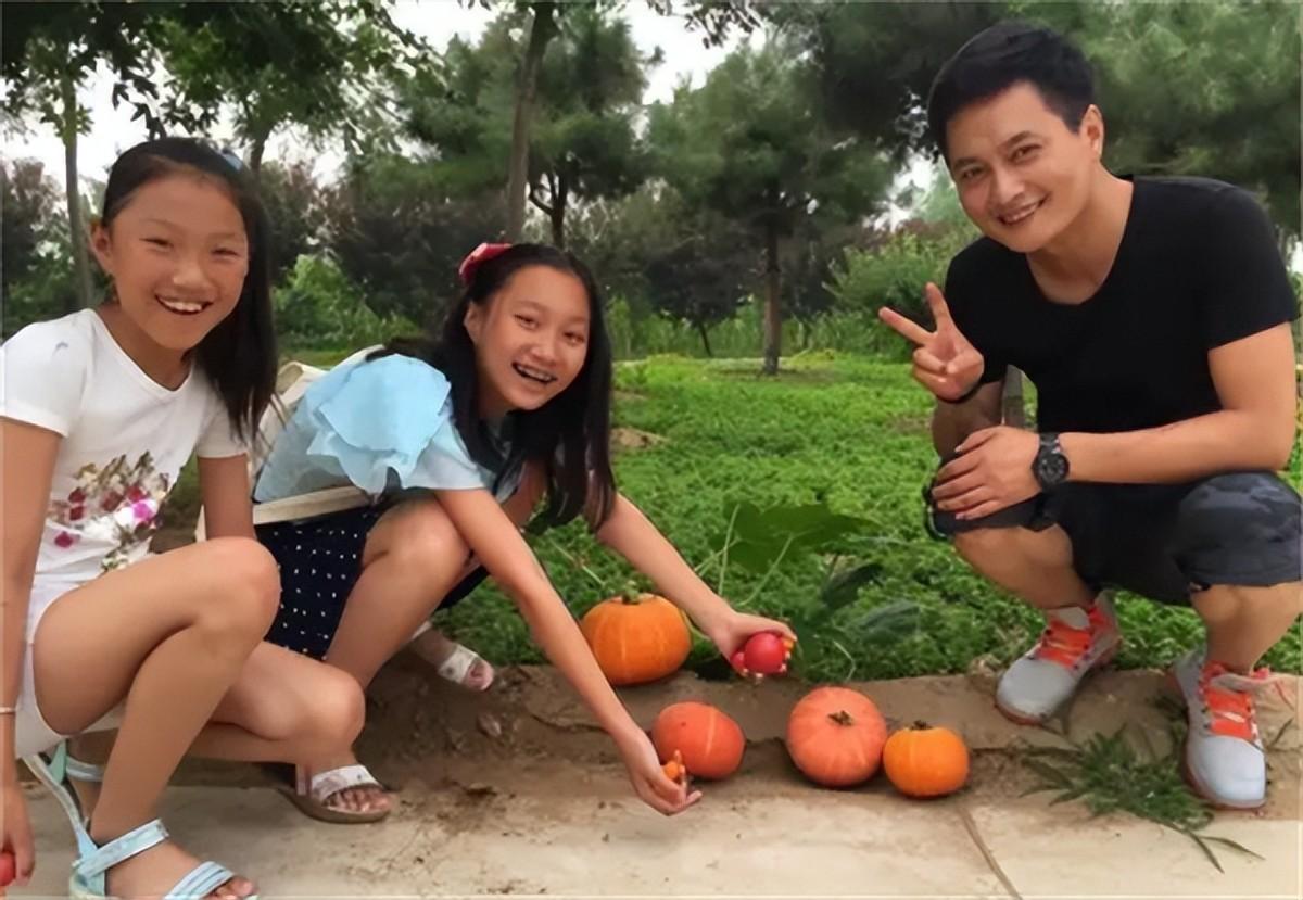 从星光大道爆红的云飞,抛妻弃女"被"封杀,鄙视他?那你就错了