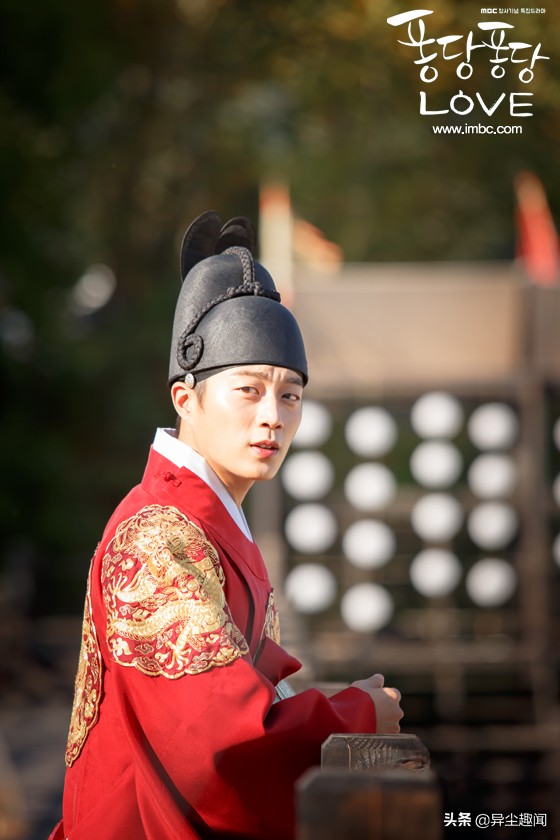 他所饰演的哲宗是一名不轻易流露真性情的君王,不过,在他爱上申惠善