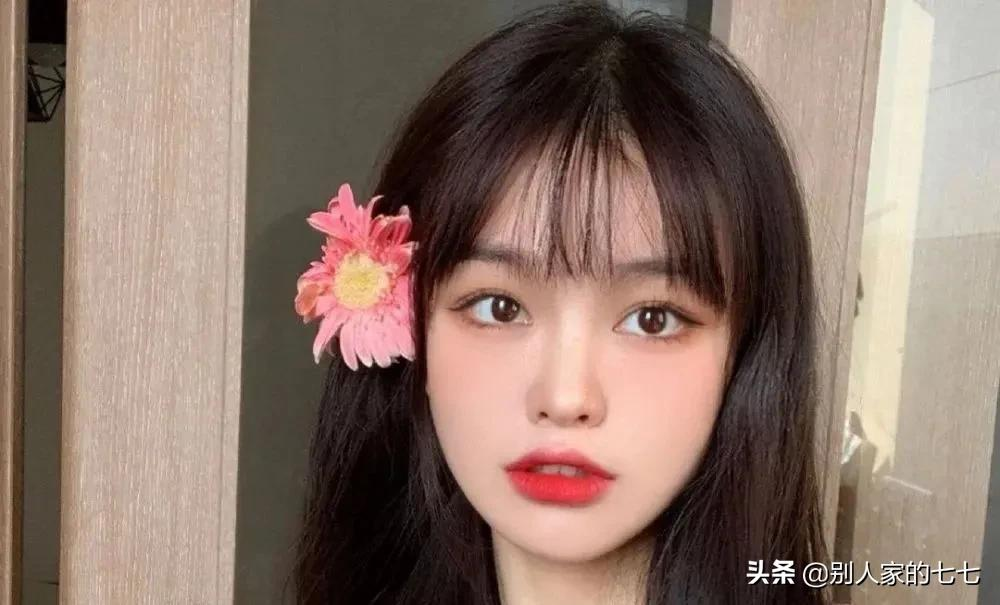 女人想你了,不会直说“我想你”,而是这样“暗示”你