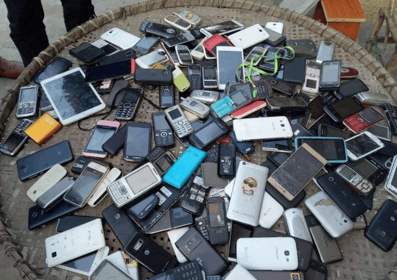有人专门到农村收旧手机，用盆换来的“旧手机”，到底有什么用？
