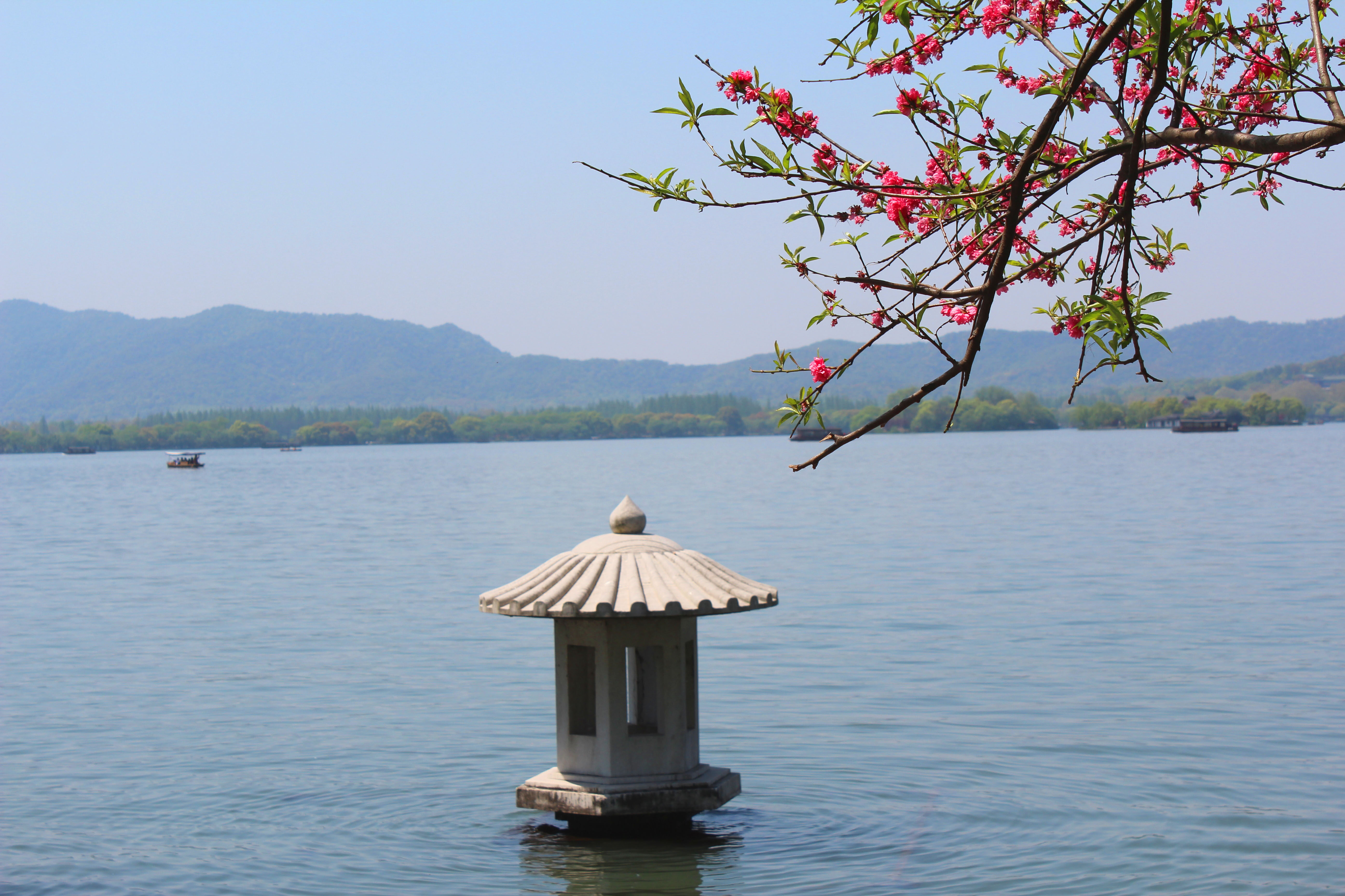 人文历史的名城,也是一座有着得天独厚的地理位置和优美的风景的城市