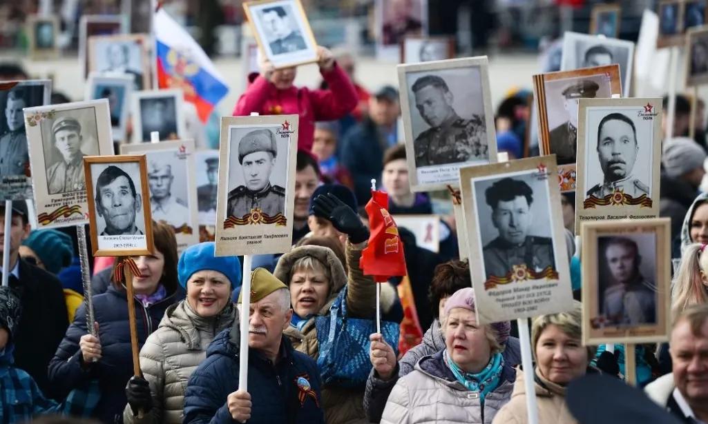 2015年，普京总统放下身份，举着父亲的遗像参加了游行，为什么会这样呢。