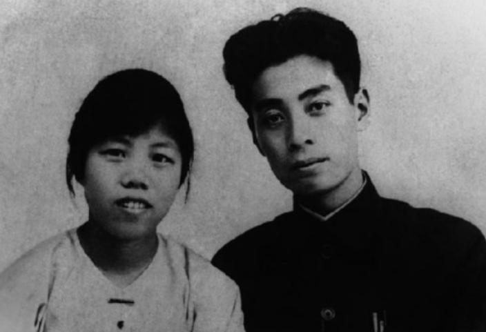 忠贞者邓颖超：青年时期的她有多优秀？她与周总理如何走到一起？