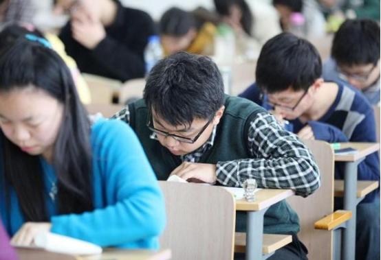 这类大学生注意了，毕业后可能直接成为公务员，身份是干部级别