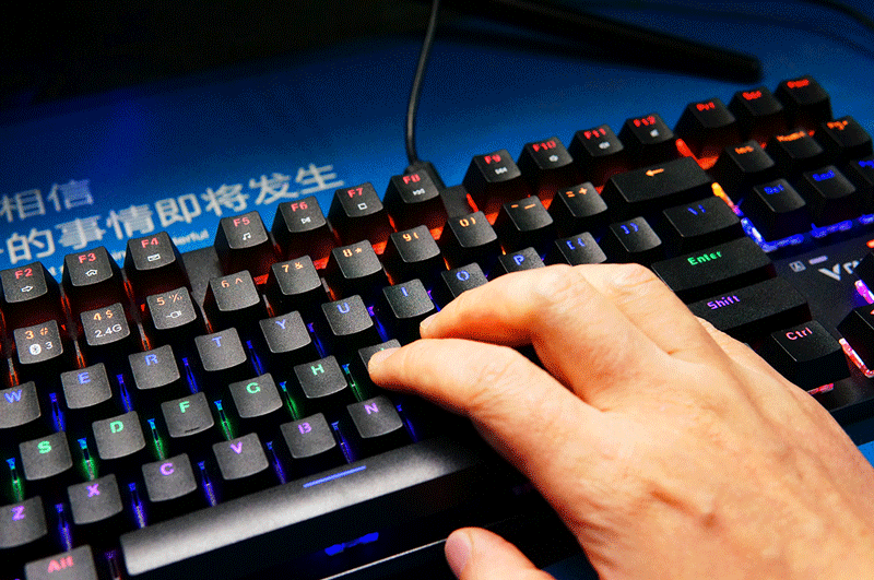 高颜��|���q�能�q�接多设备：��h��V500PRO机械键盘体验