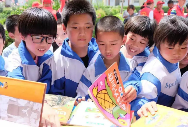 捐钱办学校有错吗(男子欲捐百万却遭阻拦，反手捐给另一所学校，聊天记录还原真相)