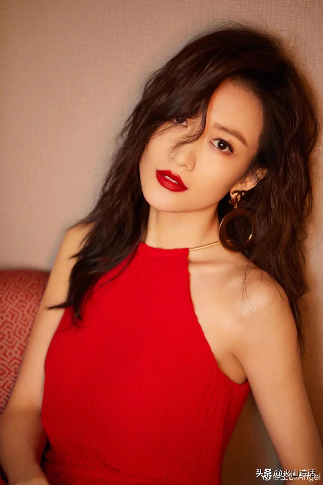 王鸥写真一袭红裙贺新春,妩媚优雅,美艳绝伦!