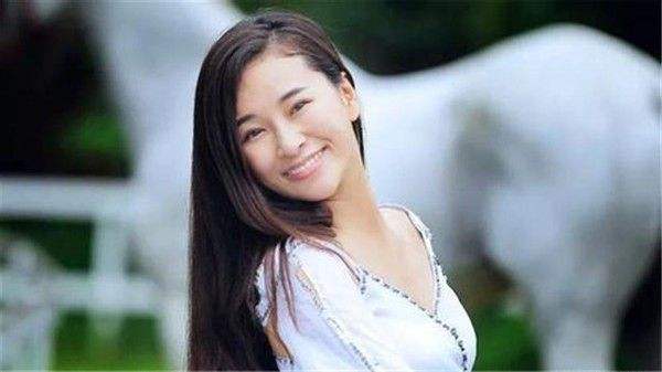 她在地震中失去双腿，6年后嫁华裔高学历老公，儿女双全成功逆袭