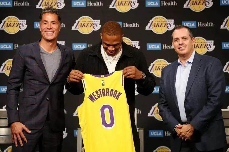 nba大事件有哪些2019</h2>

<p>　　盤點本賽季十大熱門事件：</p>

<p>　　10、休賽期簽約</p>

<p>　　休賽期的球員流動是一劑“保鮮針”，時刻保持球迷的新鮮感，去年夏天聯盟的最大交易當屬威少空降洛杉磯湖人，與詹姆斯和濃眉哥組成三巨頭，對標隔壁籃網三巨頭。</p>

<p>　　為了匹配威少本賽季4421萬美元的年薪，湖人送出了庫茲馬、波普、哈雷爾以及2021年首輪22號簽，在奇才得到威少、2024年以及2028年的次輪簽。</p>

<p>　　<img alt=