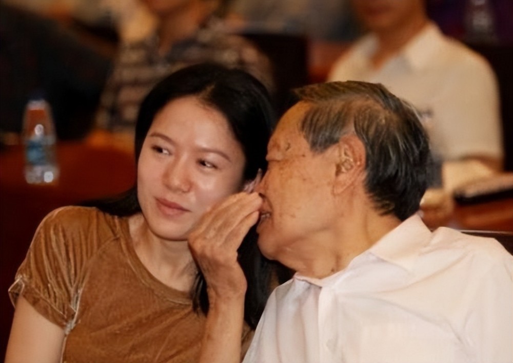百岁杨振宁罕见现身,曝光私下对妻子爱称,证明翁帆掌握财政大权