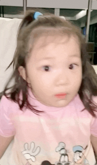 王祖蓝晒女儿弹唱视频，想送她进乐队，3岁Gabby摇滚范儿十足