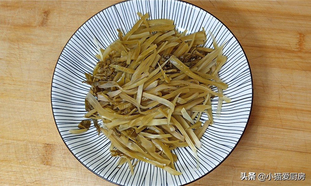 泡酸菜炒土豆丝，成菜口感脆爽，味道酸辣，是一道不错的下饭菜