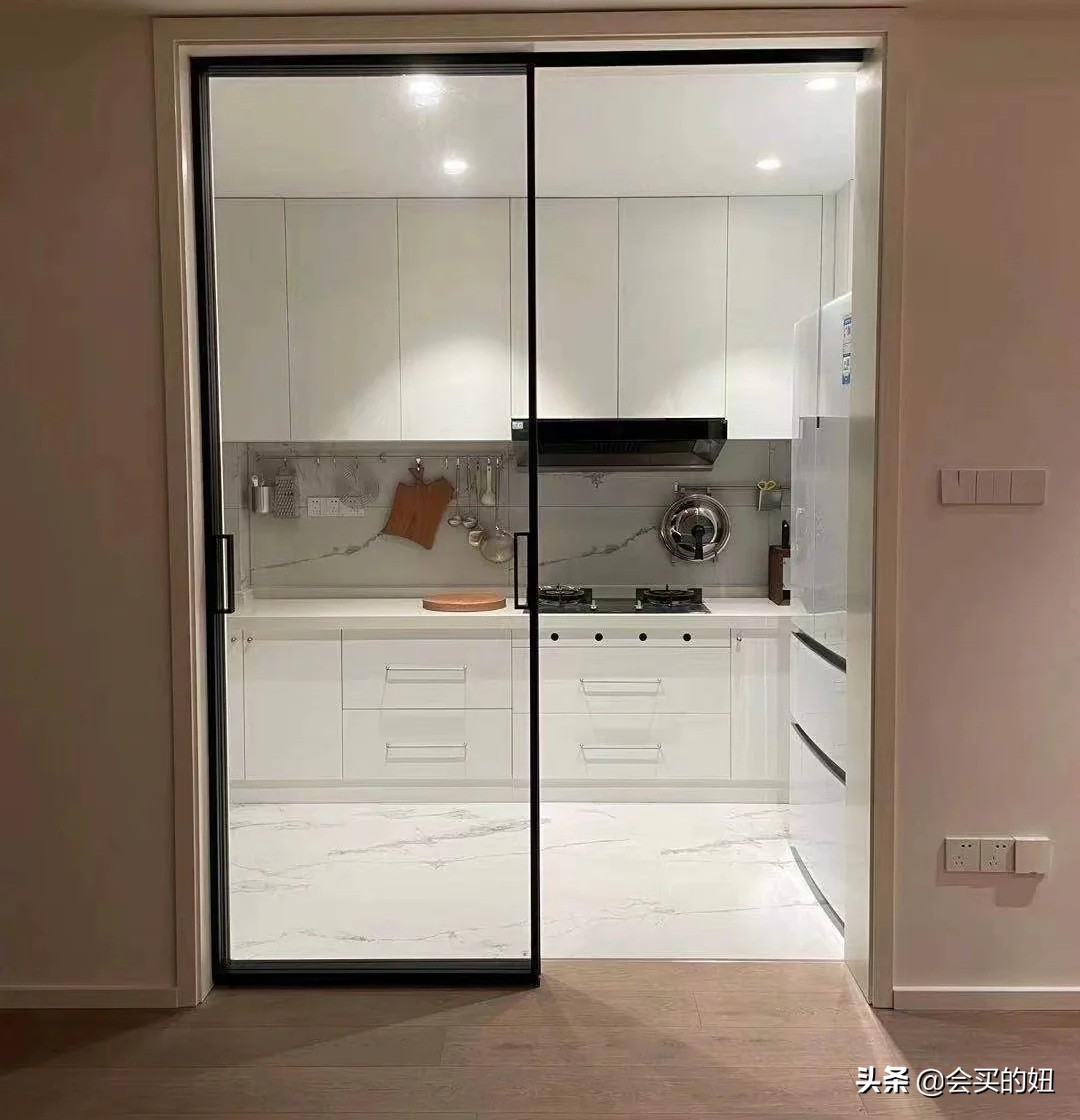 推拉门的样式有两种:吊轨推拉门,地轨推拉门.