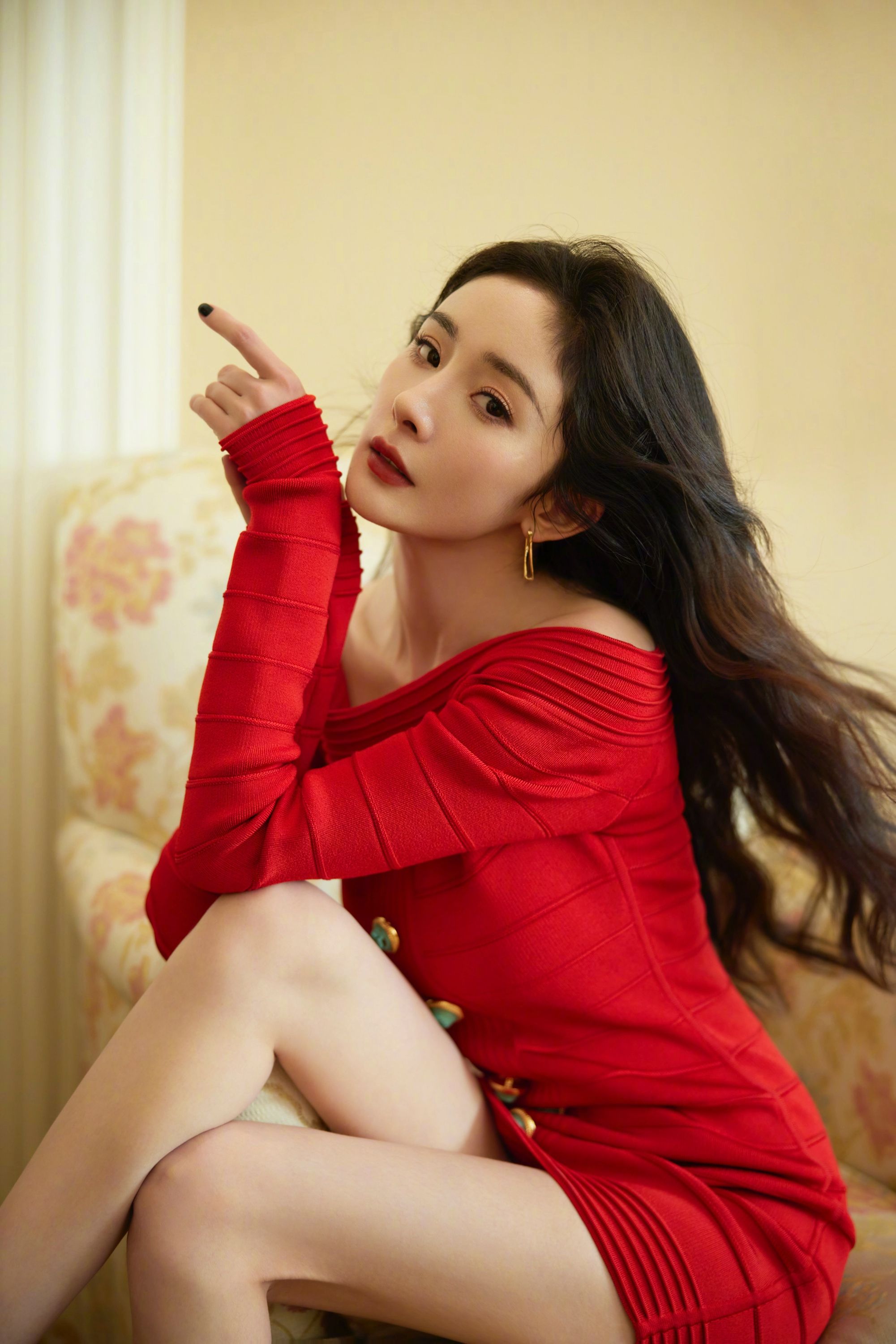 杨幂齐肩红色连衣裙大长腿性感写真