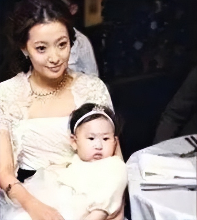 一婚嫁入豪门，绯闻男友黄晓明，月薪8000元女主播叶珂的开挂人生