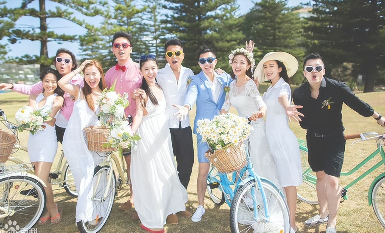 39岁邓家佳被曝恋情后低调现身，衣着简单时尚，对镜头大方打招呼