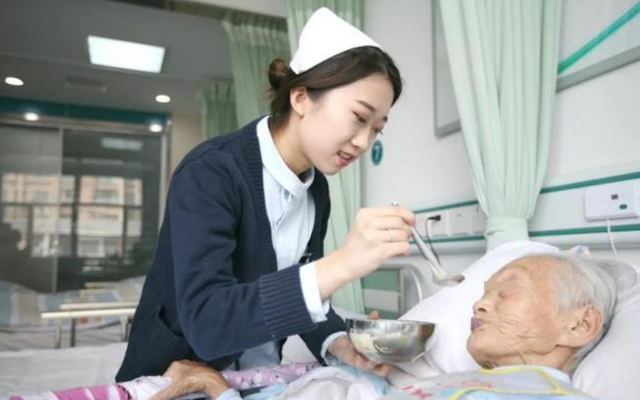 女护士首次为男性患者进行私密部位护理时的注意事项与防护措施