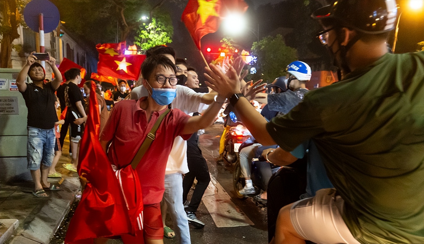 朴恒绪给越南球迷的新年致辞(场面震撼！越南队夺冠，球迷上街庆祝，韩国主帅被抛起摔到腰部)