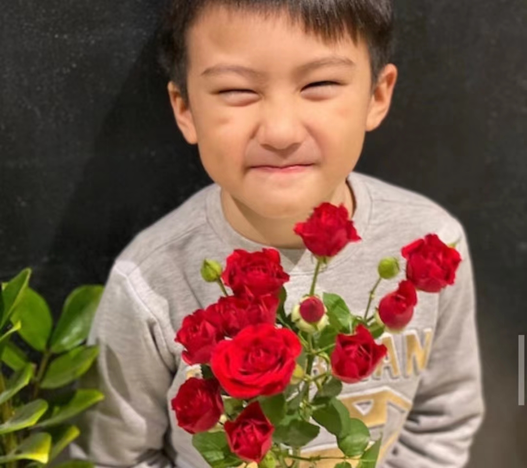 超靓仔!港知名男星7岁儿子近况曝光,帅气外型被指可出道当童星