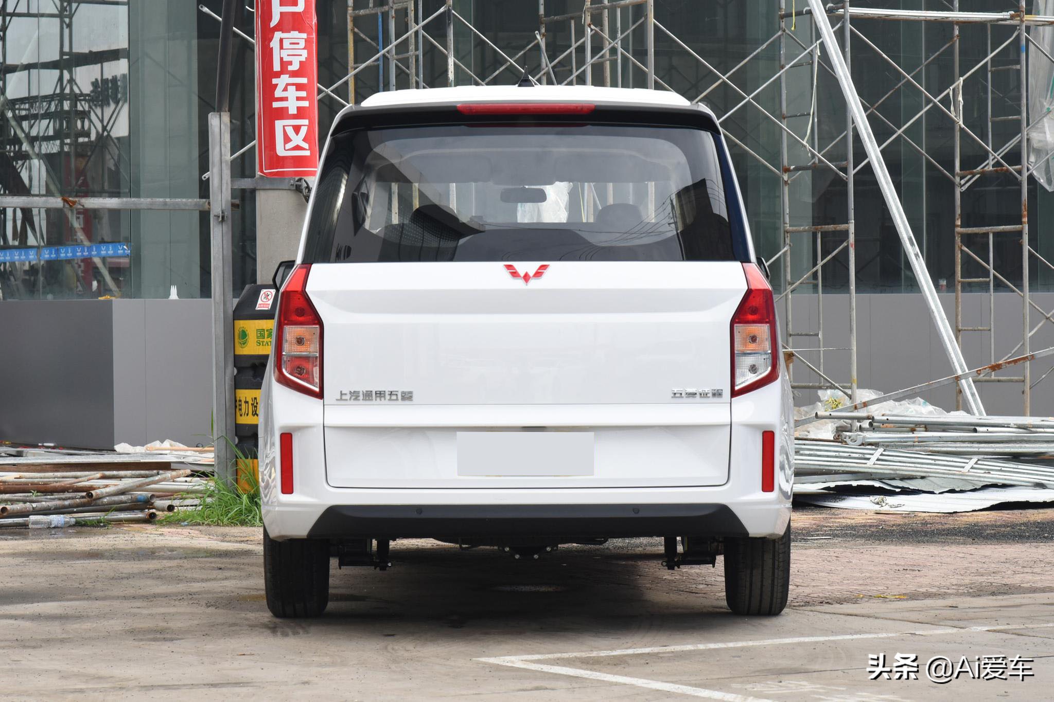 便宜但不掉档次，7/8/9座都有家用大MPV，增压7.6L油耗，五菱征程