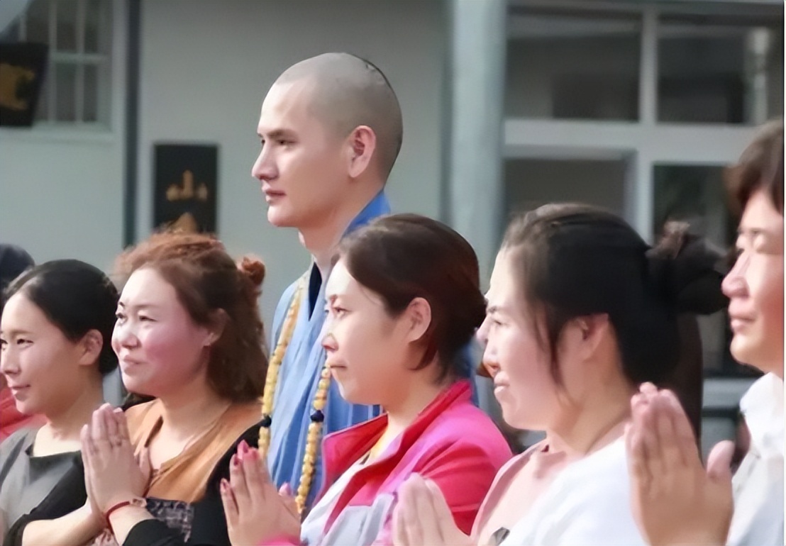 为了拿下释明心,这位富婆更是拿400万豪车做诱惑,声称只要跟自己结婚