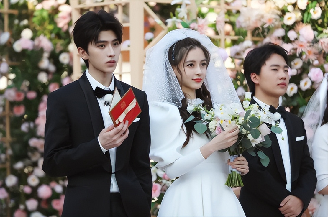 杨颖路过上海展览中心,说是她结婚的地方,与黄晓明的往事被重提