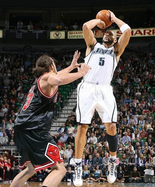 布泽尔为什么不打nba(姚明季后赛的苦主，擅长高弧度中投的卡洛斯-布泽尔去哪了？)