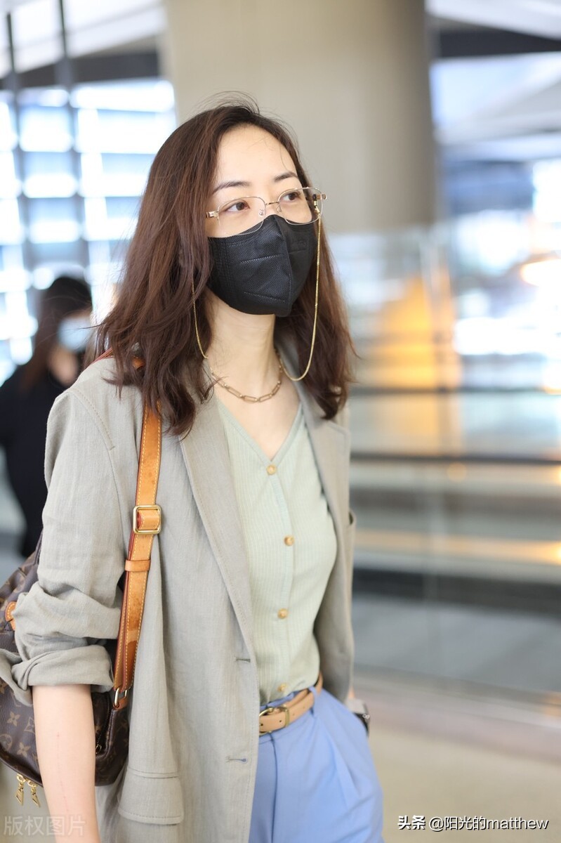 街拍：韩雪西装+马甲+蓝色阔腿西裤简约大气