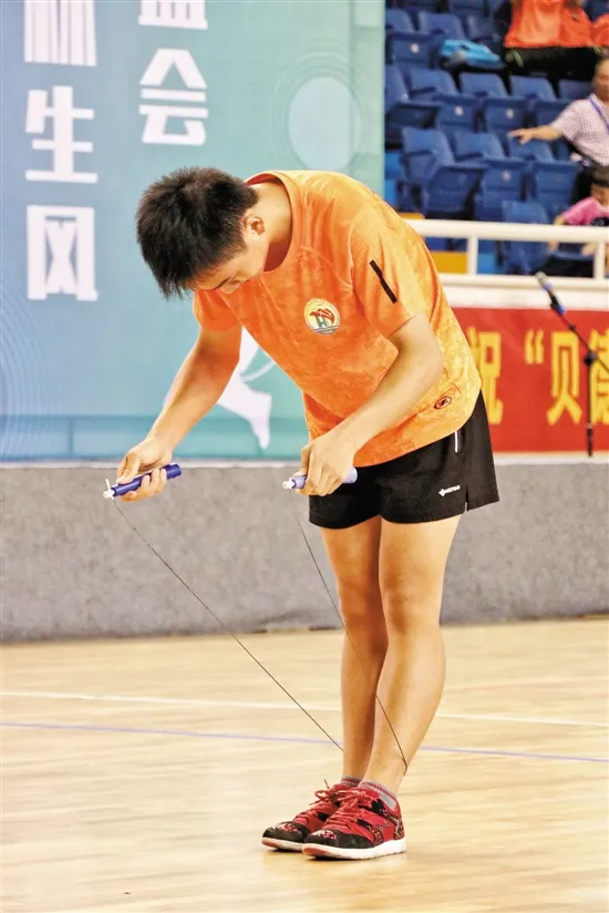 全世界跳绳比赛(15岁光速少年岑小林:30秒跳绳228次,轻松打败日本冠军