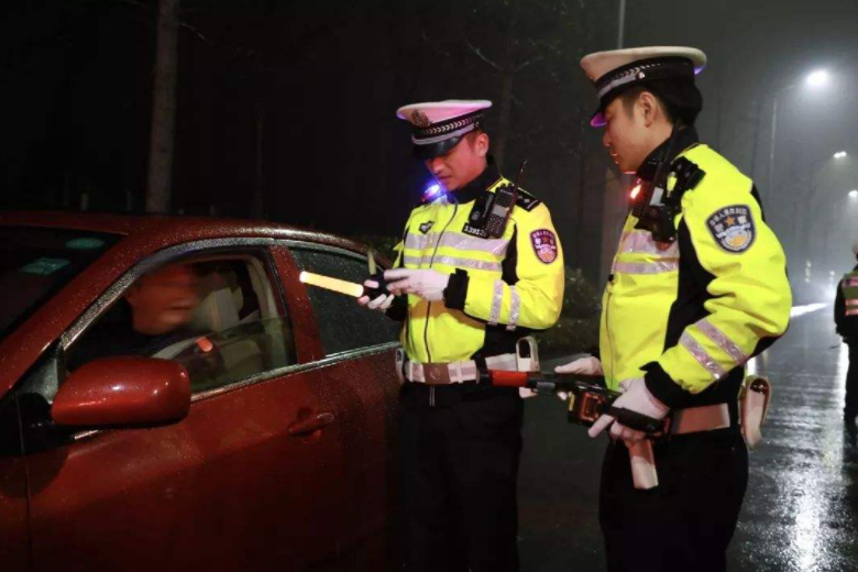 开车忘带驾照算不算无证驾驶？交警给出答案：有“这件东西”就行