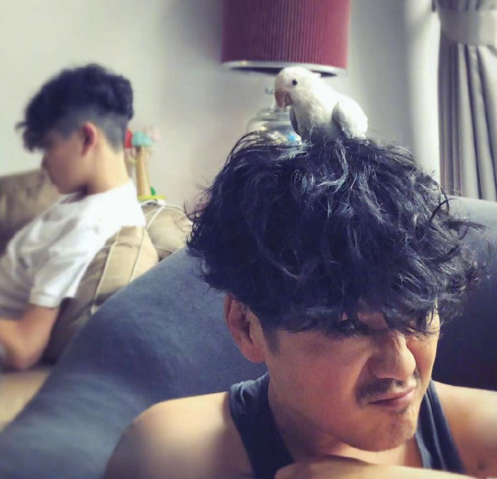 曹格老婆晒母子合照，13岁Joe骑机车载妈妈出行，母子同框像恋人