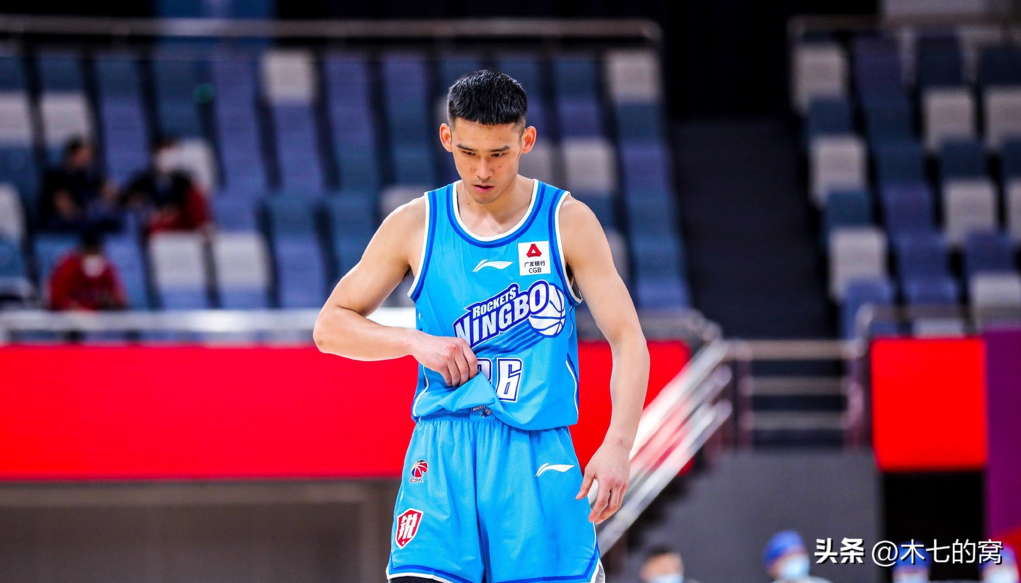 相比之下,刘佳鑫的适应速度极快,首秀25分钟,三分2投全中,贡献8分6