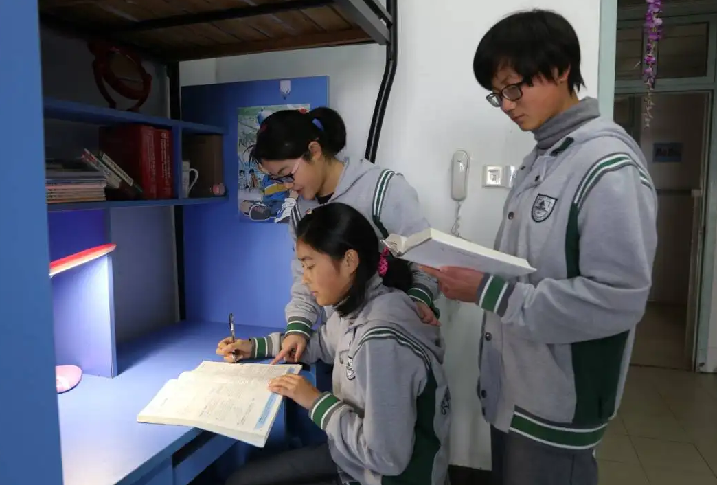 “走读”VS“住校”，两者差距不是一星半点，高考后可见分晓