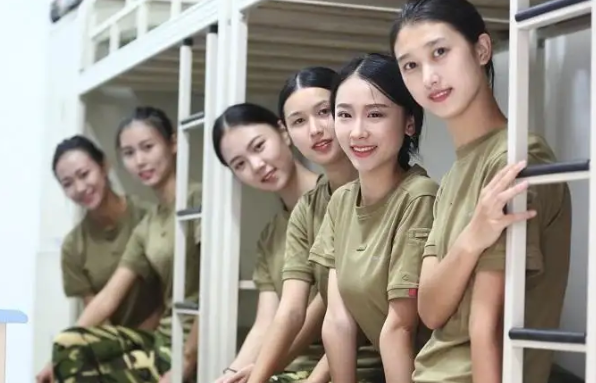 女大学生第一次约会很激动，室友帮忙梳妆打扮，评论区满是嘲讽